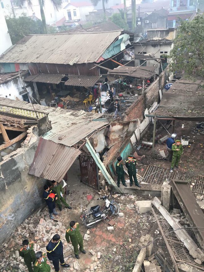 Chùm ảnh: Cảnh tan hoang sau vụ nổ kinh hoàng ở Bắc Ninh lúc rạng sáng, đầu đạn văng vào nhiều nhà dân gần hiện trường - Ảnh 3.