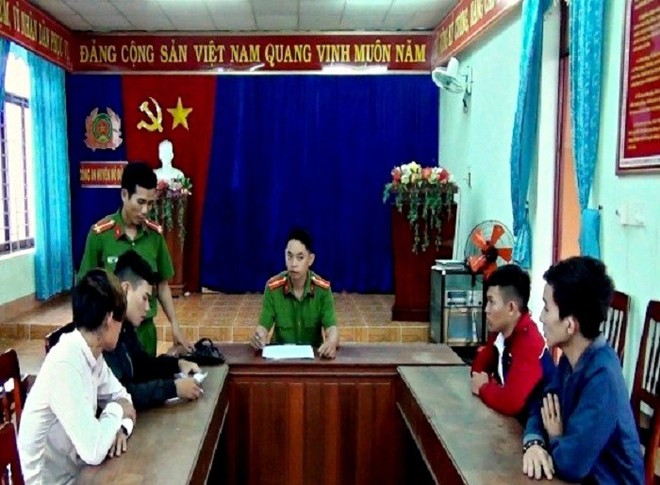 Nhóm thanh niên dùng hung khí, bắn pháo hoa chặn ôtô trên quốc lộ 1A xin đểu tiền để chích ma túy - Ảnh 1.