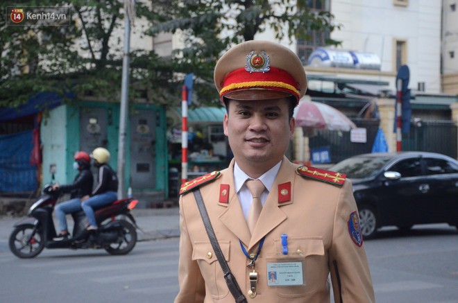 Gặp anh CSGT g&acirc;y sốt với clip vừa ph&acirc;n luồng vừa đập tay mọi người để ăn mừng chiến thắng của U23 Việt Nam - Ảnh 2.