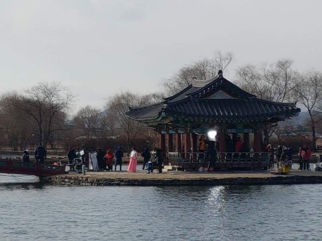 Fan xót xa khi Kim So Hyun mặc đồ mỏng manh, lao xuống hồ giữa trời lạnh âm 9 độ C - Ảnh 3.