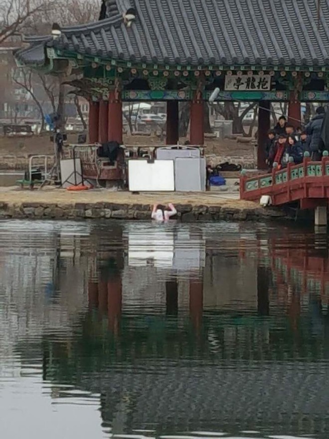 Fan xót xa khi Kim So Hyun mặc đồ mỏng manh, lao xuống hồ giữa trời lạnh âm 9 độ C - Ảnh 4.