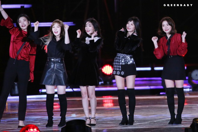 Biểu diễn trong trang phục mỏng manh giữa tiết trời lạnh giá, các idol nữ xứ Hàn khiến nhiều netizen xót xa - Ảnh 8.