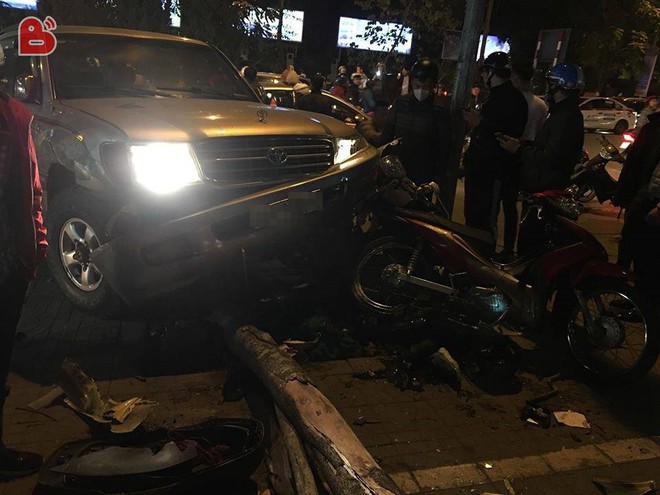 Ô tô điên tông hàng loạt xe máy trên phố Hà Nội, 5 người bị thương nhập viện - Ảnh 2.