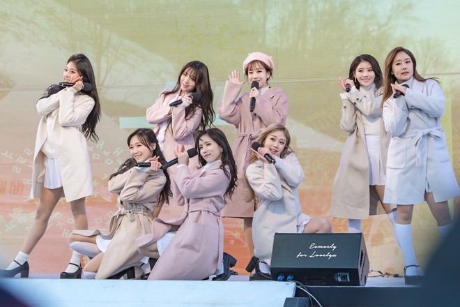 Biểu diễn trong trang phục mỏng manh giữa tiết trời lạnh giá, các idol nữ xứ Hàn khiến nhiều netizen xót xa - Ảnh 1.