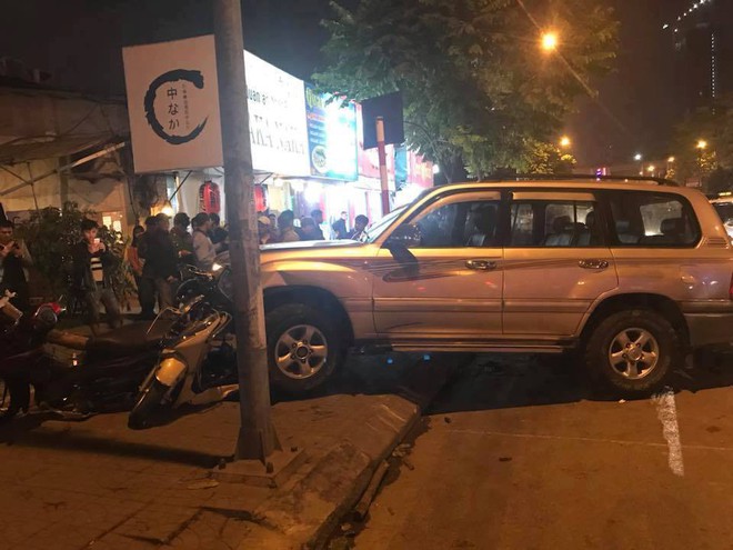 Ô tô điên tông hàng loạt xe máy trên phố Hà Nội, 5 người bị thương nhập viện - Ảnh 1.