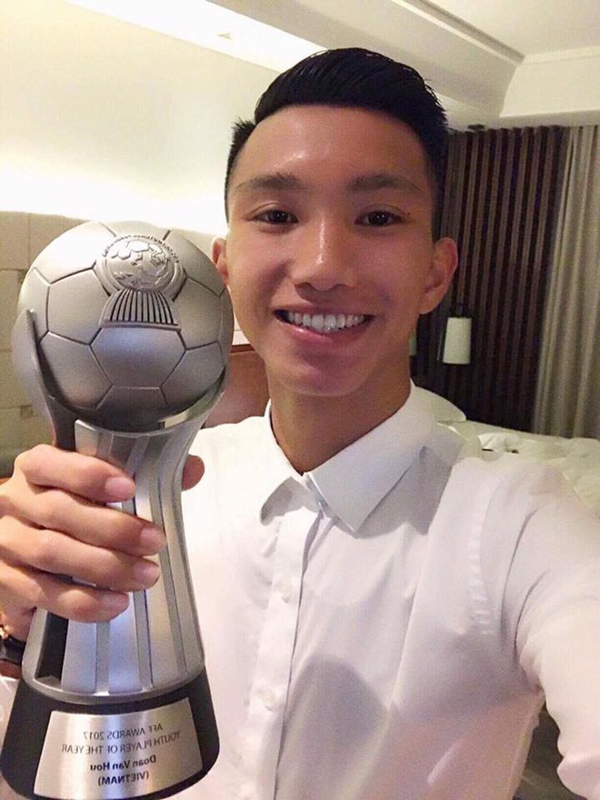 U23 Việt Nam: Chỉ cần diện sơ mi trắng th&ocirc;i l&agrave; kh&ocirc;ng cần cưa, c&ocirc; g&aacute;i n&agrave;o cũng đổ! - Ảnh 19.
