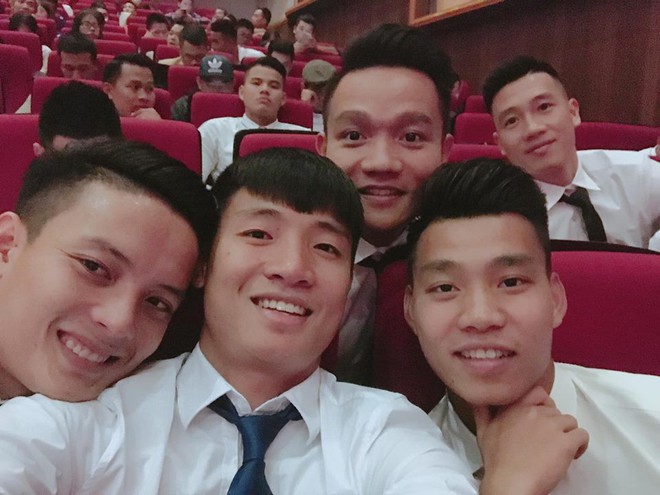 U23 Việt Nam: Chỉ cần diện sơ mi trắng th&ocirc;i l&agrave; kh&ocirc;ng cần cưa, c&ocirc; g&aacute;i n&agrave;o cũng đổ! - Ảnh 11.