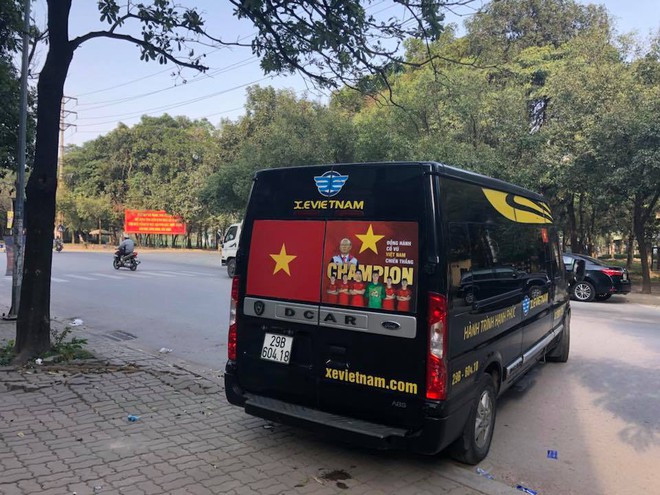 Ra phố những ng&agrave;y n&agrave;y ai cũng thấy rộn r&agrave;ng với biết bao chuyến xe &ldquo;chở&rdquo; đầy cờ hoa v&agrave; cả d&agrave;n đội tuyển U23 Việt Nam - Ảnh 5.
