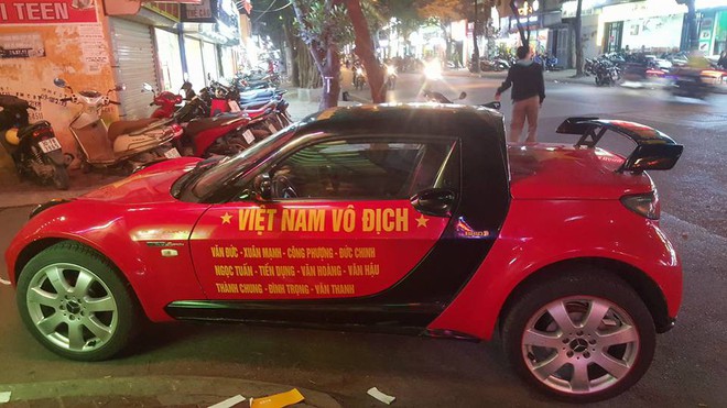 Ra phố những ng&agrave;y n&agrave;y ai cũng thấy rộn r&agrave;ng với biết bao chuyến xe &ldquo;chở&rdquo; đầy cờ hoa v&agrave; cả d&agrave;n đội tuyển U23 Việt Nam - Ảnh 3.