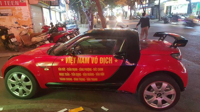 Chùm ảnh: Những chiếc xe mang màu cờ sắc áo tràn ngập phố phường trước trận chung kết của U23 Việt Nam - Ảnh 1.