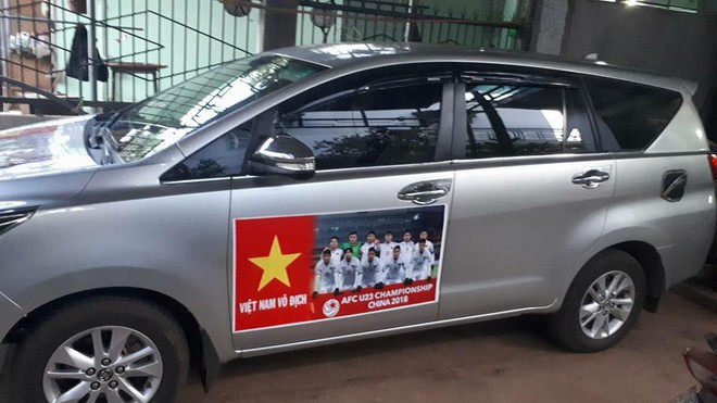Chùm ảnh: Những chiếc xe mang màu cờ sắc áo tràn ngập phố phường trước trận chung kết của U23 Việt Nam - Ảnh 6.