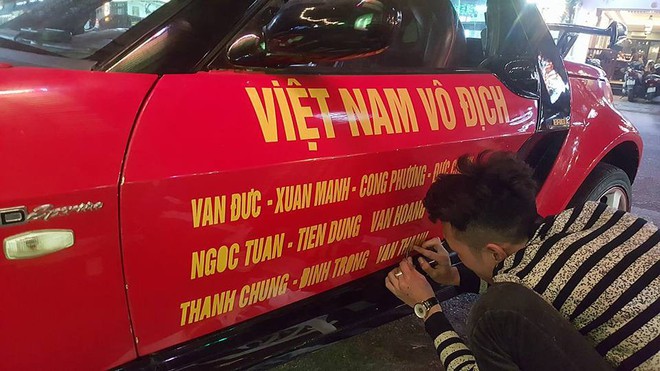 Ra phố những ng&agrave;y n&agrave;y ai cũng thấy rộn r&agrave;ng với biết bao chuyến xe &ldquo;chở&rdquo; đầy cờ hoa v&agrave; cả d&agrave;n đội tuyển U23 Việt Nam - Ảnh 4.