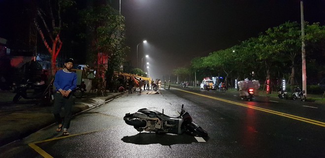 Va chạm với xe bơm hút bê tông đang thi công khách sạn ở Đà Nẵng, nam thanh niên 20 tuổi chết thảm - Ảnh 2.