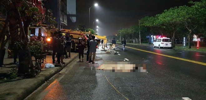 Va chạm với xe bơm hút bê tông đang thi công khách sạn ở Đà Nẵng, nam thanh niên 20 tuổi chết thảm - Ảnh 1.
