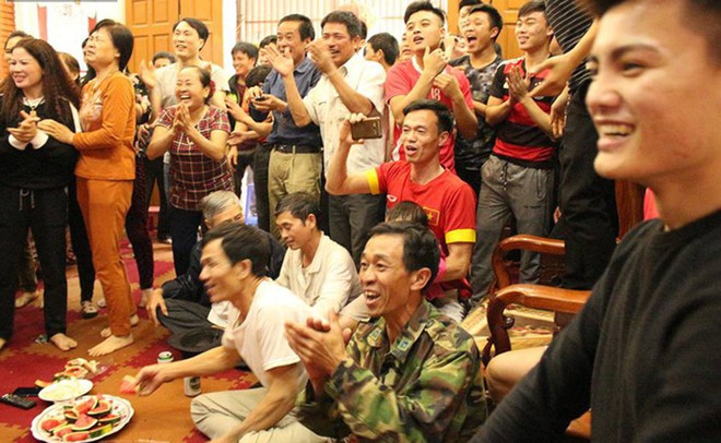 Đây là cách mà bố mẹ ăn mừng và cổ vũ cho những chàng trai của đội tuyển U23 Việt Nam - Ảnh 12.