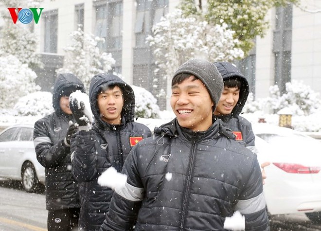 Cầu thủ U23 Việt Nam thích thú đùa nghịch dưới mưa tuyết ở Thường Châu - Ảnh 1.