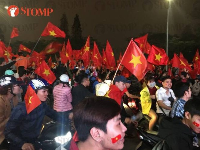 Không khí ăn mừng chiến thắng vui như hội của fan bóng đá Việt Nam tràn ngập trên báo Singapore - Ảnh 3.