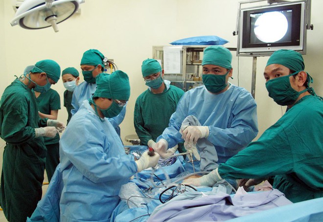 Can ngăn nh&oacute;m thanh ni&ecirc;n đến gần bệnh nh&acirc;n đang cấp cứu, nữ b&aacute;c sĩ bị đ&aacute;nh r&aacute;ch m&agrave;ng nhĩ - Ảnh 1.