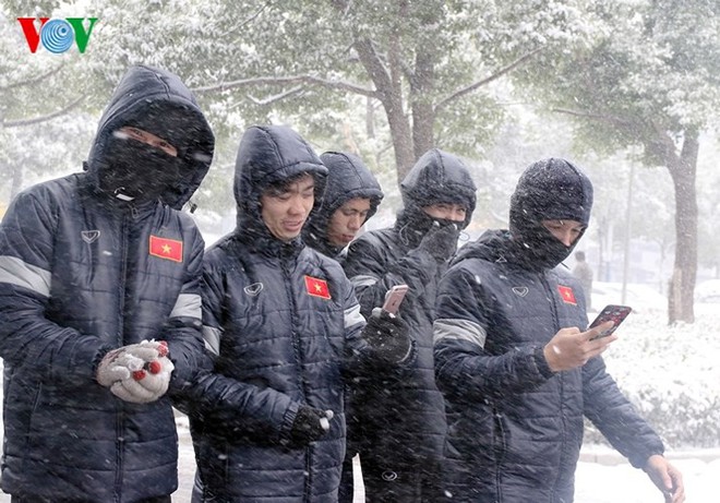 Cầu thủ U23 Việt Nam thích thú đùa nghịch dưới mưa tuyết ở Thường Châu - Ảnh 10.