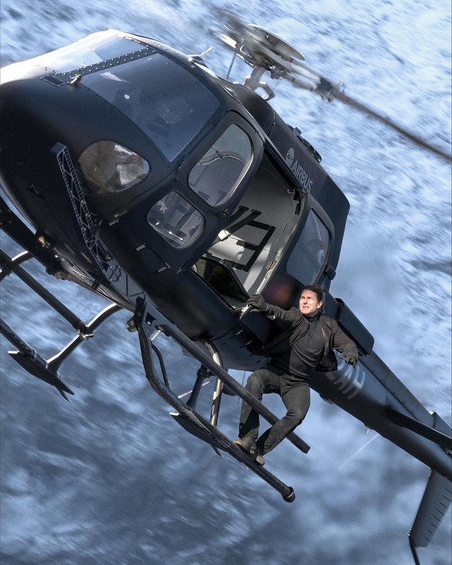Hết đu m&aacute;y bay, ai nấy được dịp th&oacute;t tim khi Tom Cruise lại đu trực thăng ở Mission: Impossible 6 - Ảnh 1.