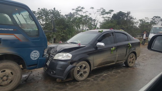 Ninh Bình: Xe tải vượt ẩu tông móp đầu xe cưới, cô dâu chú rể vẫn an toàn - Ảnh 2.