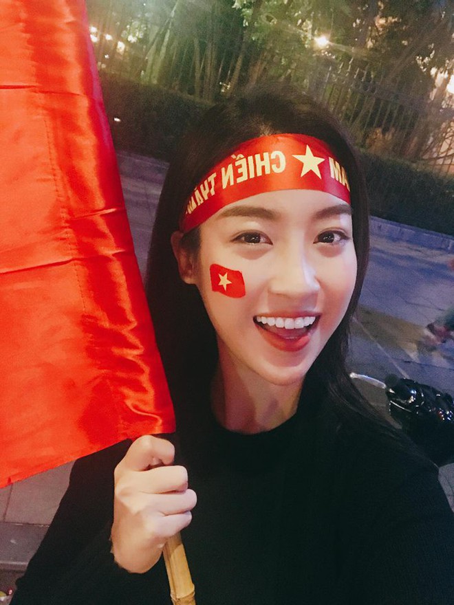 Clip: Á hậu Thanh Tú đã có mặt tại Trung Quốc để cổ vũ U23 Việt Nam trong trận chung kết - Ảnh 4.
