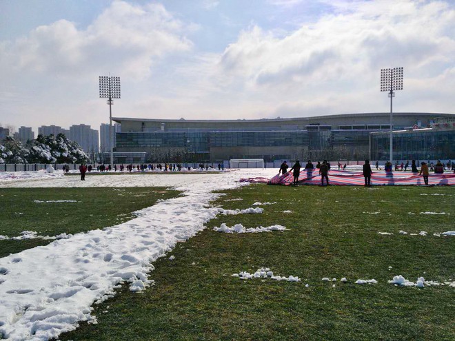 Bầu trời Thường Châu hửng nắng, SVĐ được thu dọn tuyết, fan bóng đá tại Trung Quốc vui mừng khôn xiết - Ảnh 4.