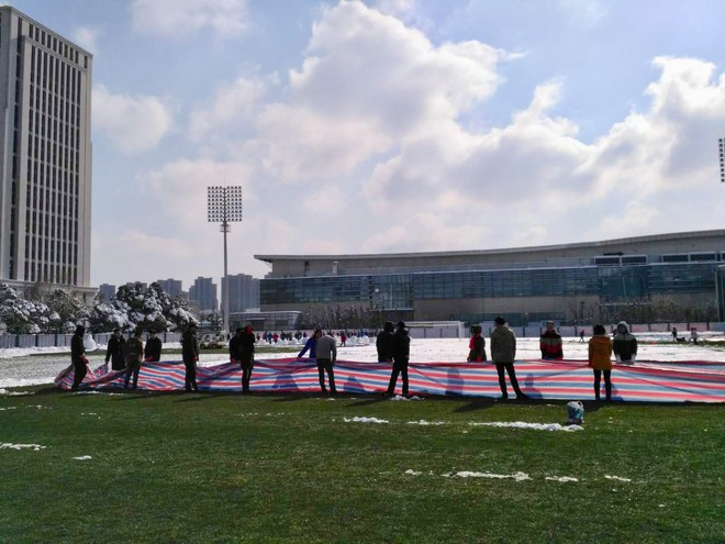 Bầu trời Thường Châu hửng nắng, SVĐ được thu dọn tuyết, fan bóng đá tại Trung Quốc vui mừng khôn xiết - Ảnh 6.
