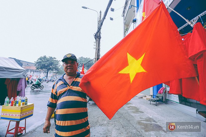 Trước trận chung kết lịch sử, người dân Hà Nội và Sài Gòn nô nức đi mua cờ, băng rôn cổ động để tiếp lửa cho đội tuyển U23 - Ảnh 5.