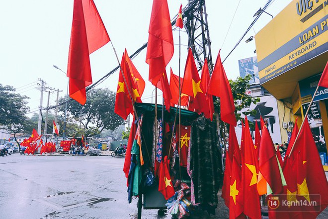 Trước trận chung kết lịch sử, người dân Hà Nội và Sài Gòn nô nức đi mua cờ, băng rôn cổ động để tiếp lửa cho đội tuyển U23 - Ảnh 1.