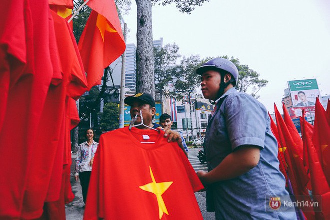 Một kh&#244;ng kh&#237; rất kh&#225;c trước ng&#224;y diễn ra trận chung kết U23 Ch&#226;u &#193;: M&#224;u cờ sắc &#225;o đ&#227; tr&#224;n ngập khắp phố phường! - Ảnh 3.