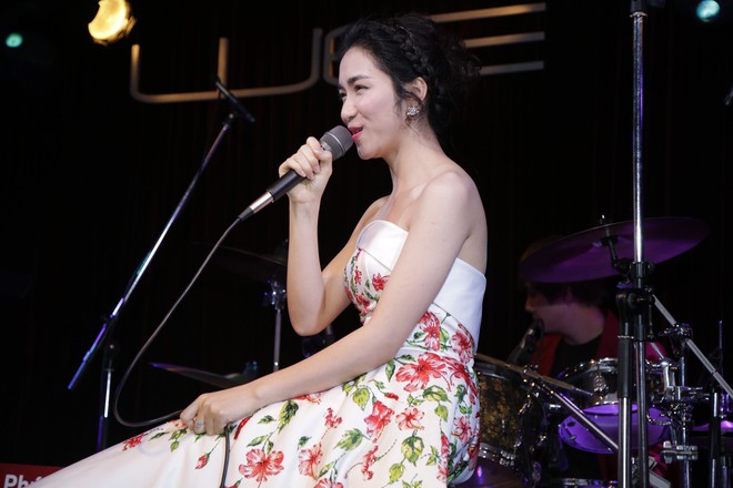 H&ograve;a Minzy &ldquo;chơi lầy&rdquo; trang tr&iacute; đ&ecirc;m nhạc ri&ecirc;ng to&agrave;n hoa d&acirc;m bụt, giả giọng Lương B&iacute;ch Hữu cực giống - Ảnh 11.