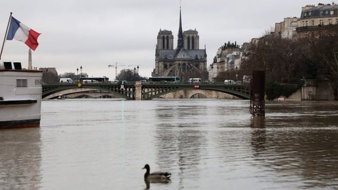 Hình ảnh nước tràn bờ sông Seine khiến Paris thất thủ - Ảnh 1.