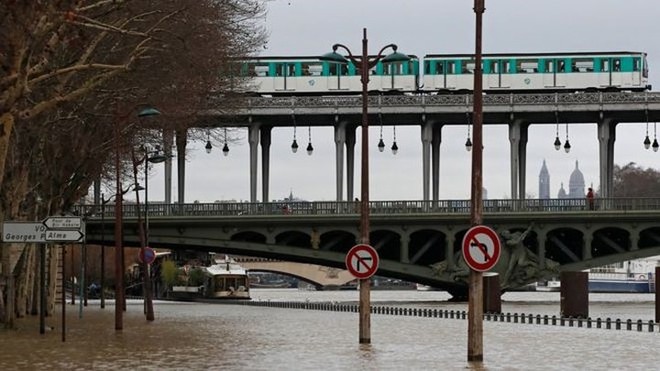 Hình ảnh nước tràn bờ sông Seine khiến Paris thất thủ - Ảnh 2.