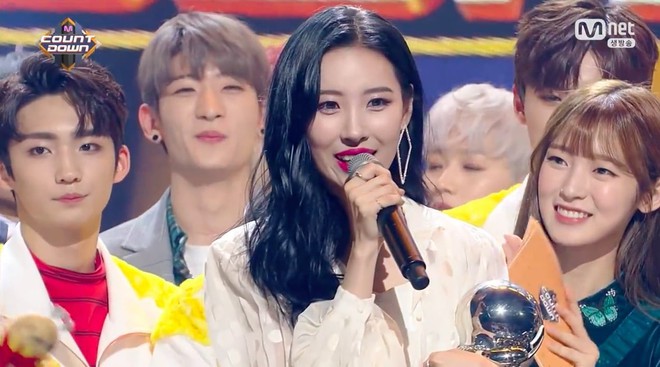 Sunmi giành No.1 với hit nghi đạo nhái, netizen Hàn chúc mừng… Cheryl Cole - Ảnh 1.