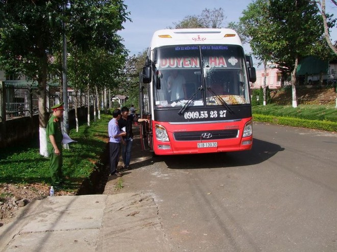 M&acirc;u thuẫn, nh&oacute;m thanh ni&ecirc;n n&eacute;m đ&aacute; vỡ k&iacute;nh rồi xịt hơi cay v&agrave;o trong xe kh&aacute;ch - Ảnh 1.