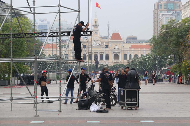Tất bật lắp đặt màn hình “khủng” xem U23 VN ở phố đi bộ Nguyễn Huệ - Ảnh 1.