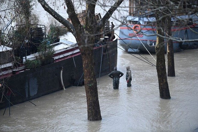 Hình ảnh nước tràn bờ sông Seine khiến Paris thất thủ - Ảnh 11.