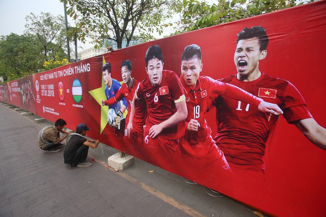 Tất bật lắp đặt màn hình “khủng” xem U23 VN ở phố đi bộ Nguyễn Huệ - Ảnh 11.