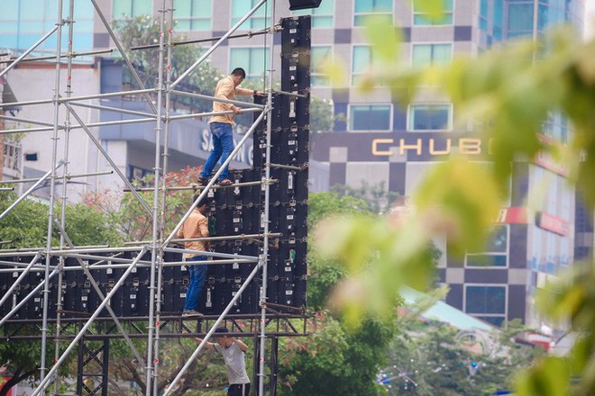 Tất bật lắp đặt màn hình “khủng” xem U23 VN ở phố đi bộ Nguyễn Huệ - Ảnh 3.