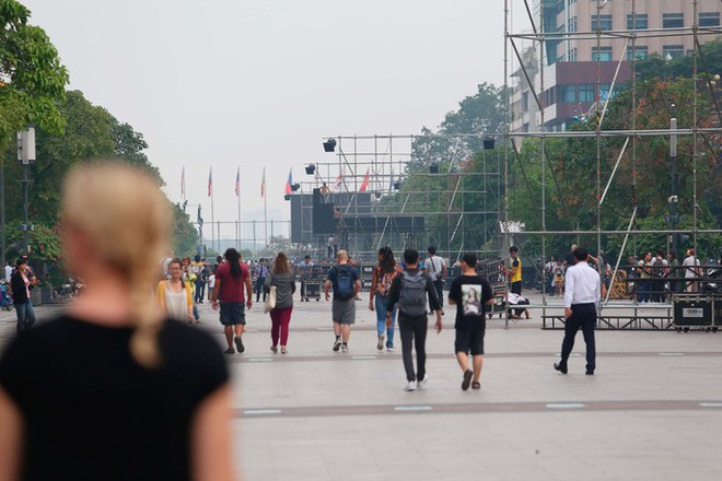 Tất bật lắp đặt màn hình “khủng” xem U23 VN ở phố đi bộ Nguyễn Huệ - Ảnh 6.