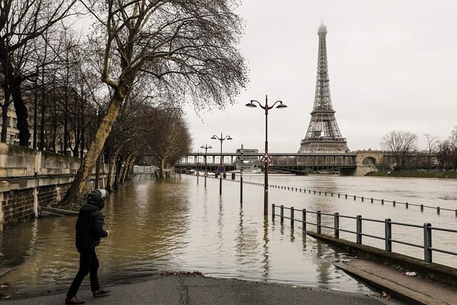 Hình ảnh nước tràn bờ sông Seine khiến Paris thất thủ - Ảnh 8.