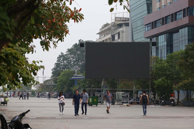 Tất bật lắp đặt màn hình “khủng” xem U23 VN ở phố đi bộ Nguyễn Huệ - Ảnh 8.