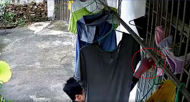 Clip: Nam thanh niên bảnh bao lẻn vào nhà trộm đồ lót phụ nữ giữa ban ngày, bị camera quay lại mà không hề hay biết - Ảnh 2.