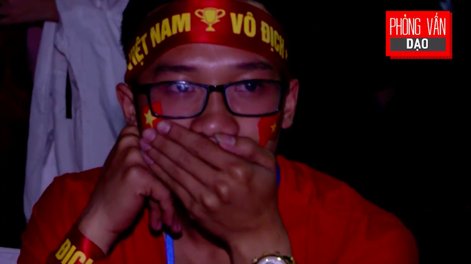 Phỏng vấn dạo: Cảm xúc của bạn như thế nào khi U23 Việt Nam không chiến thắng trận chung kết? - Ảnh 2.