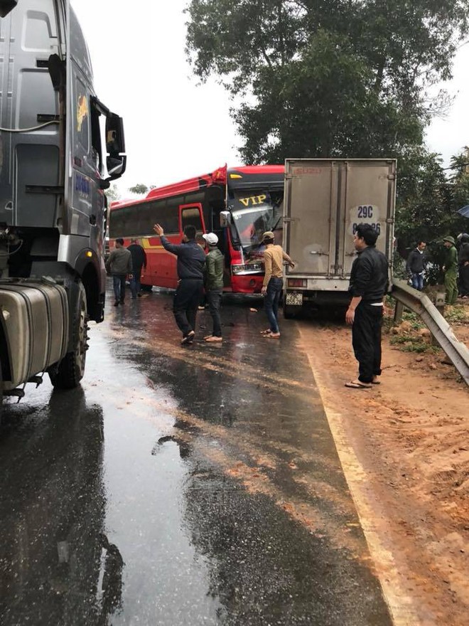 Hà Giang: Xe khách chở học sinh va chạm với xe tải khiến một người bị thương - Ảnh 2.