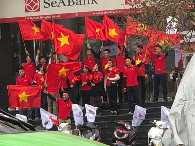 Mạng xã hội bắt đầu chia sẻ tràn ngập hình ảnh không khí cổ vũ U23 Việt Nam trước trận chung kết lịch sử - Ảnh 4.