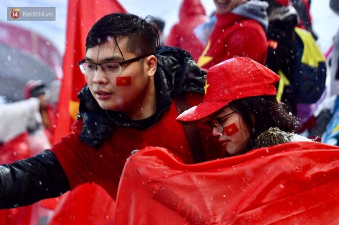 Khoảnh khắc kh&ocirc;ng bao giờ qu&ecirc;n: U23 Việt Nam c&uacute;i ch&agrave;o tri &acirc;n người h&acirc;m mộ đ&atilde; s&aacute;t c&aacute;nh trong trận chung kết lịch sử - Ảnh 3.