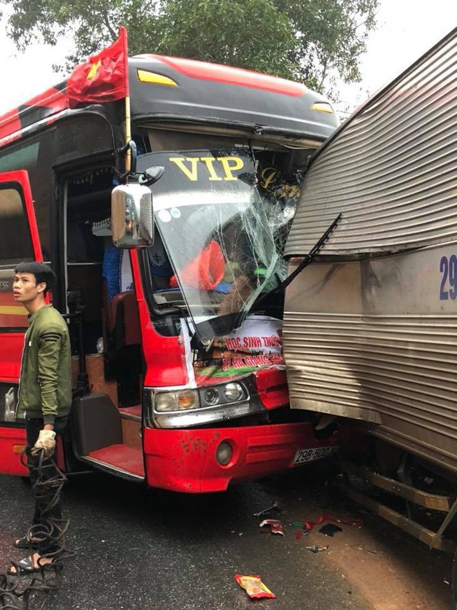 Hà Giang: Xe khách chở học sinh va chạm với xe tải khiến một người bị thương - Ảnh 3.