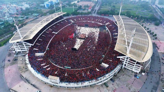 Nhìn sân vận động Mỹ Đình chật kín người hâm mộ, thế mới thấy tình yêu mà mọi người dành cho U23 Việt Nam lớn nhường nào - Ảnh 1.